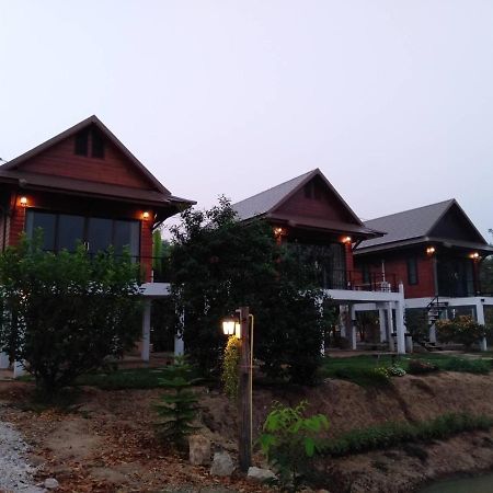 บ้านกลางเกาะ รีสอร์ท Uthajthani Kültér fotó