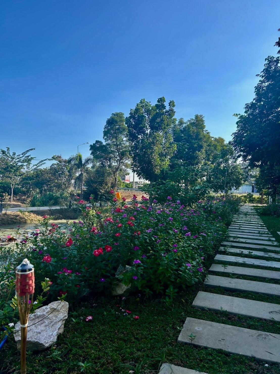 บ้านกลางเกาะ รีสอร์ท Uthajthani Kültér fotó